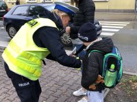 Policjantka i przedstawiciel Urzędu Miasta w Szczecinie podczas akcji &quot;Świeć przykładem&quot;