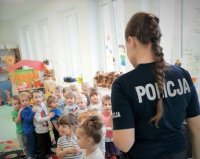 Policjantka podczas spotkania z przedszkolakami