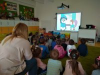 dzieci podczas prezentacji filmu rysunkowego