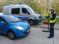 policjant sprawdza światła w samochodzie