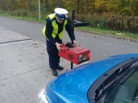 policjant sprawdza światła w samochodzie