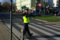policjantka kieruje ruchem