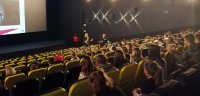 policjant prowadzi prelekcje w kinie