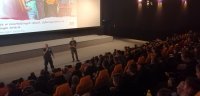 policjant prowadzi prelekcje w kinie