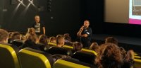 policjant prowadzi prelekcje w kinie