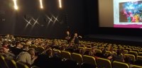 policjant prowadzi prelekcje w kinie