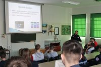 POLICJANT PODCZAS PRELEKCJI