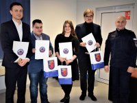 POLICJANT I STUDENCI