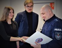POLICJANT I STUDENCI