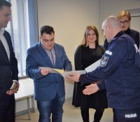POLICJANT I STUDENCI