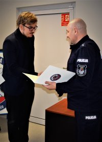 POLICJANT I STUDENCI