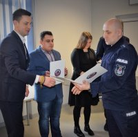 POLICJANT I STUDENCI
