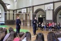 policjanci podczas prelekcji w szkole