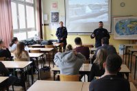 policjanci podczas prelekcji w szkole