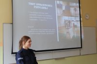 policjantka podczas prelekcji w szkole