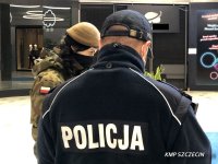 Przedświąteczne kontrole w szczecińskich galeriach handlowych