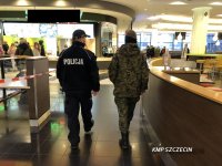 Przedświąteczne kontrole w szczecińskich galeriach handlowych