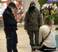 Przedświąteczne kontrole w szczecińskich galeriach handlowych