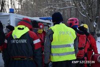 Policyjni „Wodniacy” wraz kolegami ze szczecińskiego WOPR szkolili z autoratownictwa na zamarzniętych akwenach