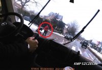 Policjanci poszukują świadka zdarzenia, widocznego na zdjęciu