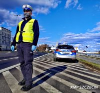 Policjant Ruchu Drogowego stojący na ulicy