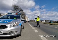 Policjant wydający za pomocą tarczy polecenie do zatrzymania się