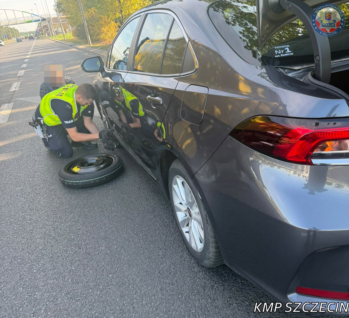 Policjanci z KMP w Szczecinie pomogli kierowcy w wymianie koła