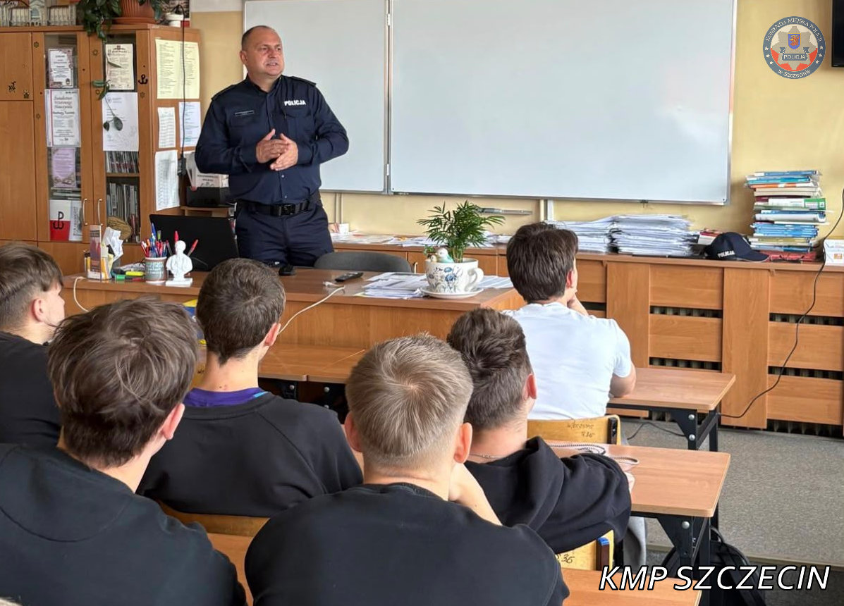 Spotkanie rekrutacyjne policjantów z uczniami Zespołu Szkół nr IV w Szczecinie