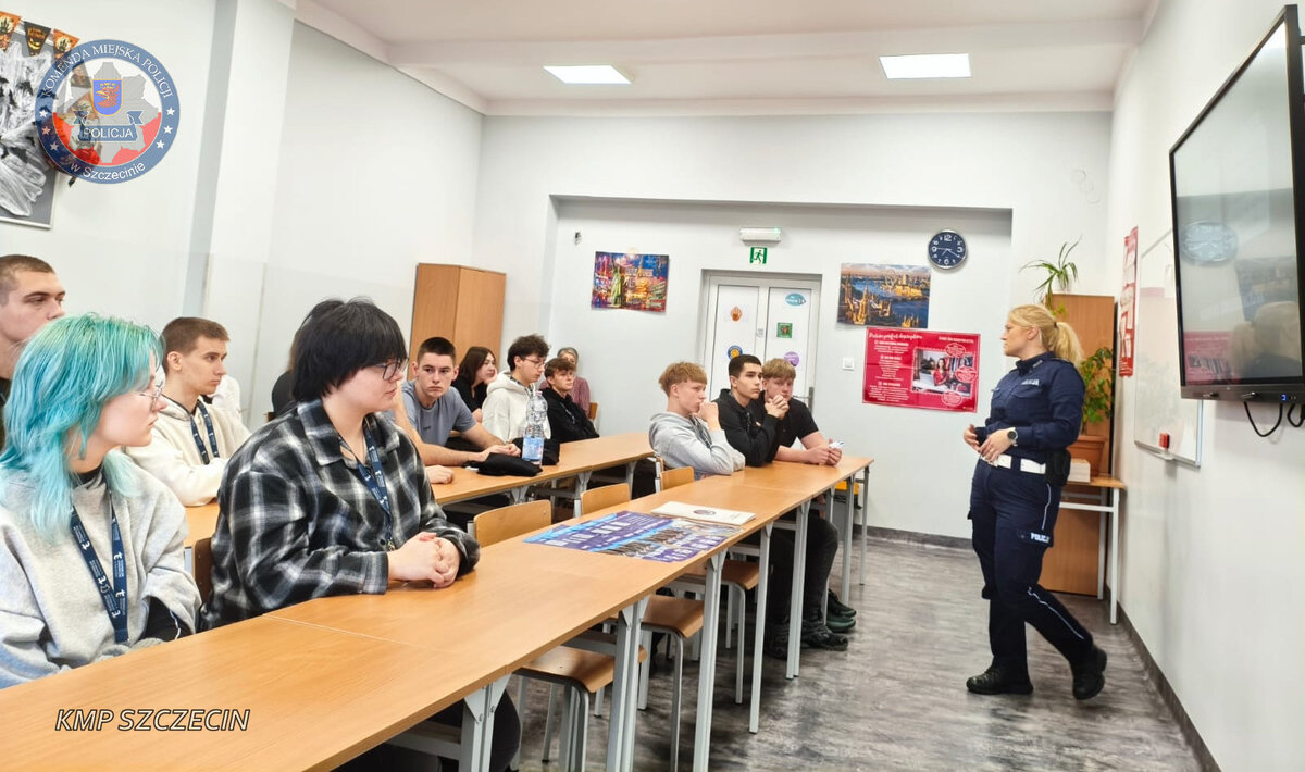 Spotkanie policjantów z uczniami Technikum Ekonomicznego w Szczecinie