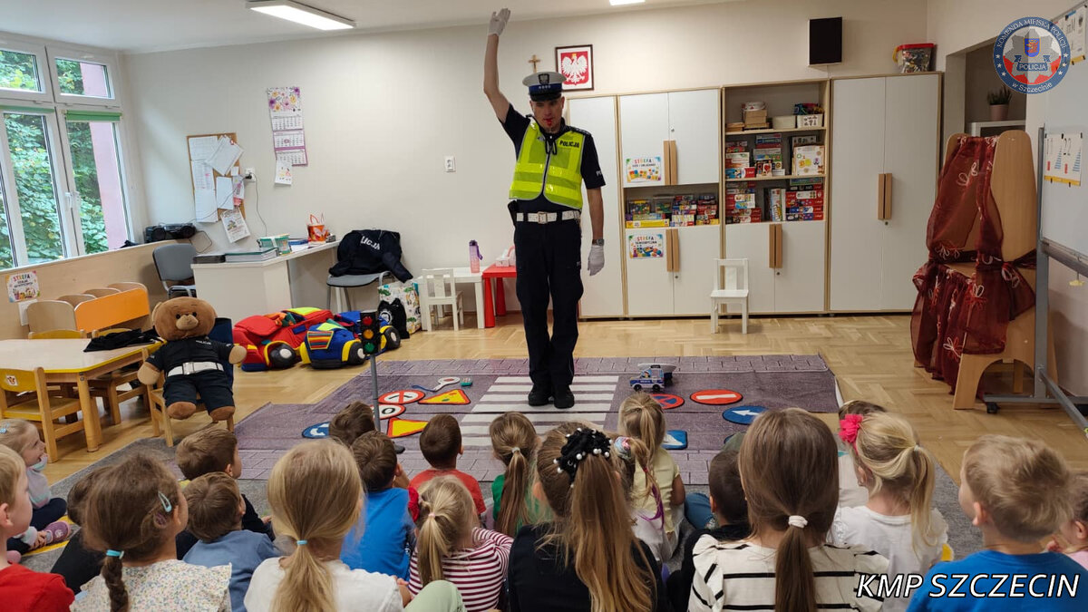 Policjanci edukowali dzieci z przedszkola w Szczecinie