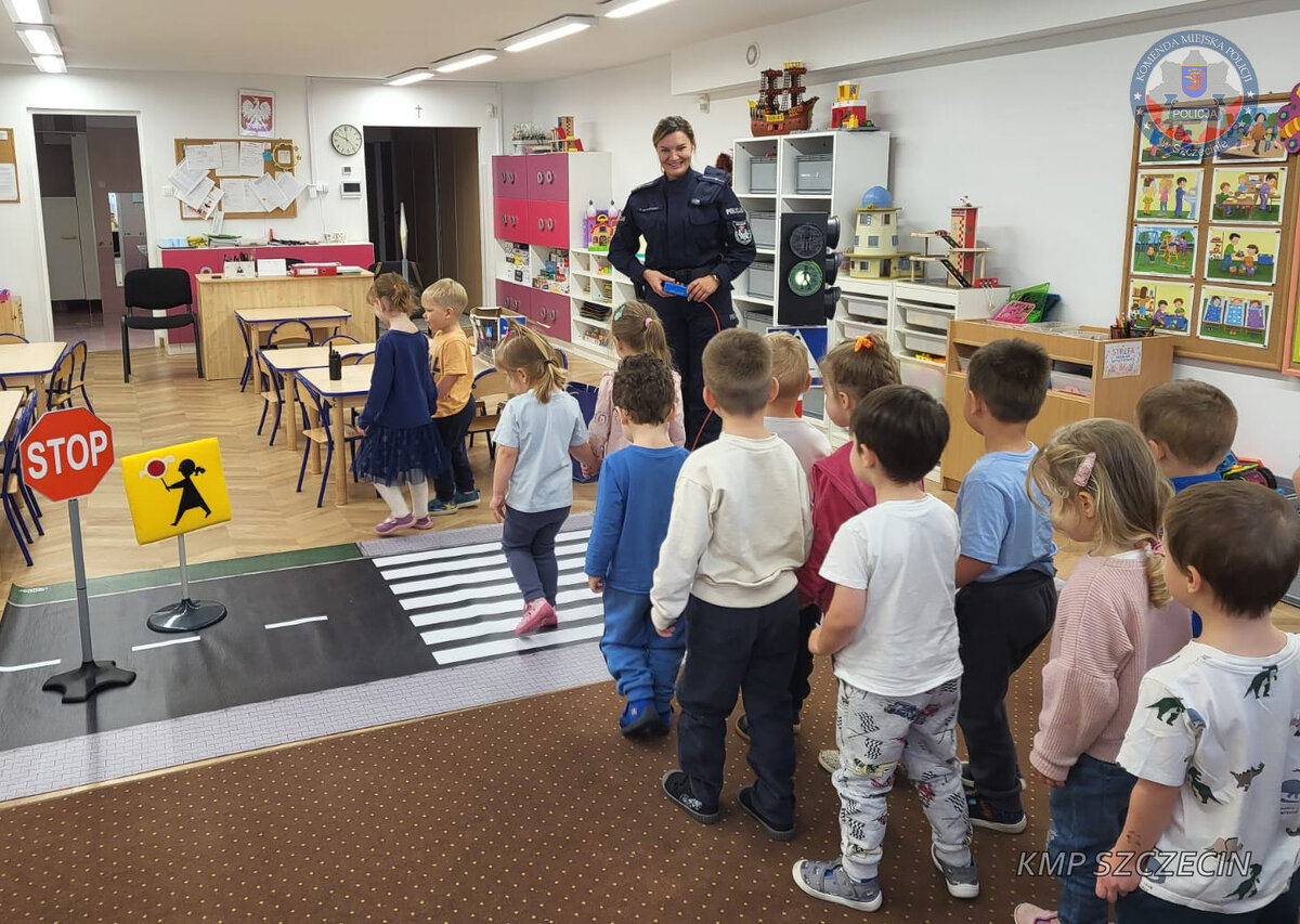 Spotkanie policjantki z dziećmi w Przedszkolu nr 46 w Szczecinie
